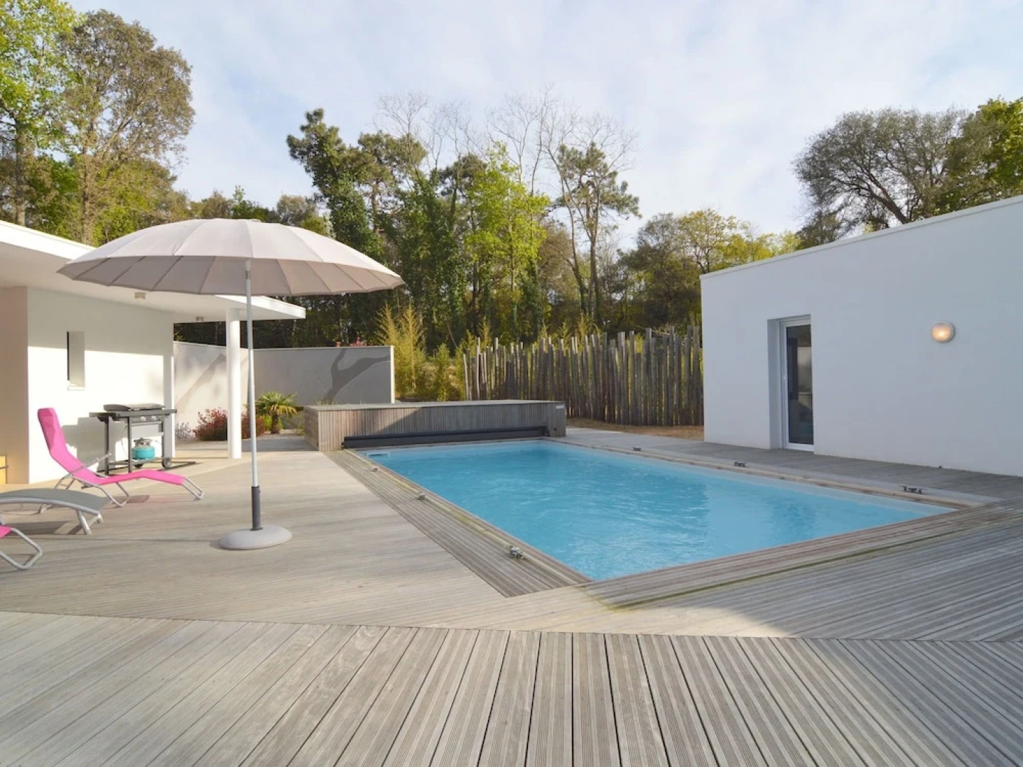 Villa With High-end Kitchen, Jacuzzi & Pool in Longeville sur mer