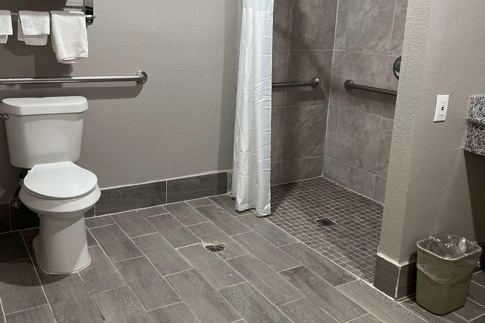 Econo Lodge Inn & Suites