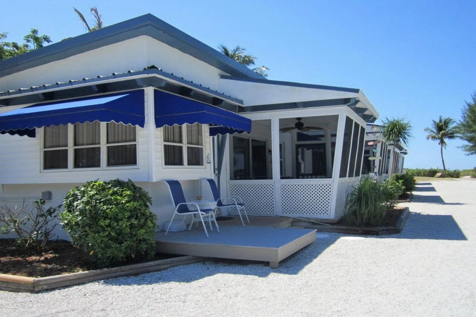 Tropical Winds Beachfront Motel and Cottages