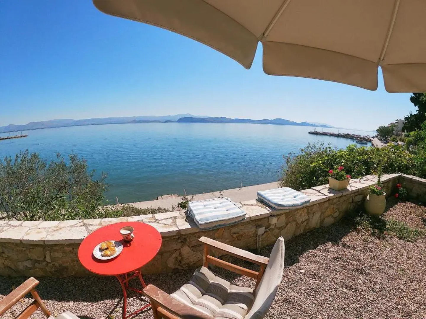 KIVERI 1876 traditional seafront cottage