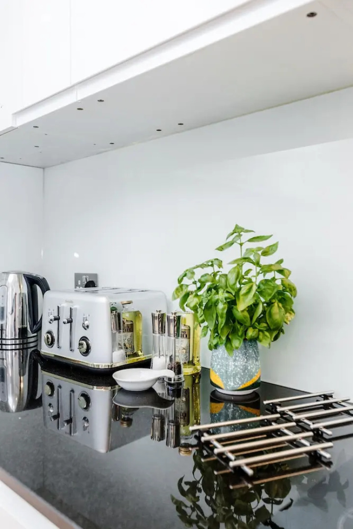 Large Windsor Apartment Free Parking Single or King Beds