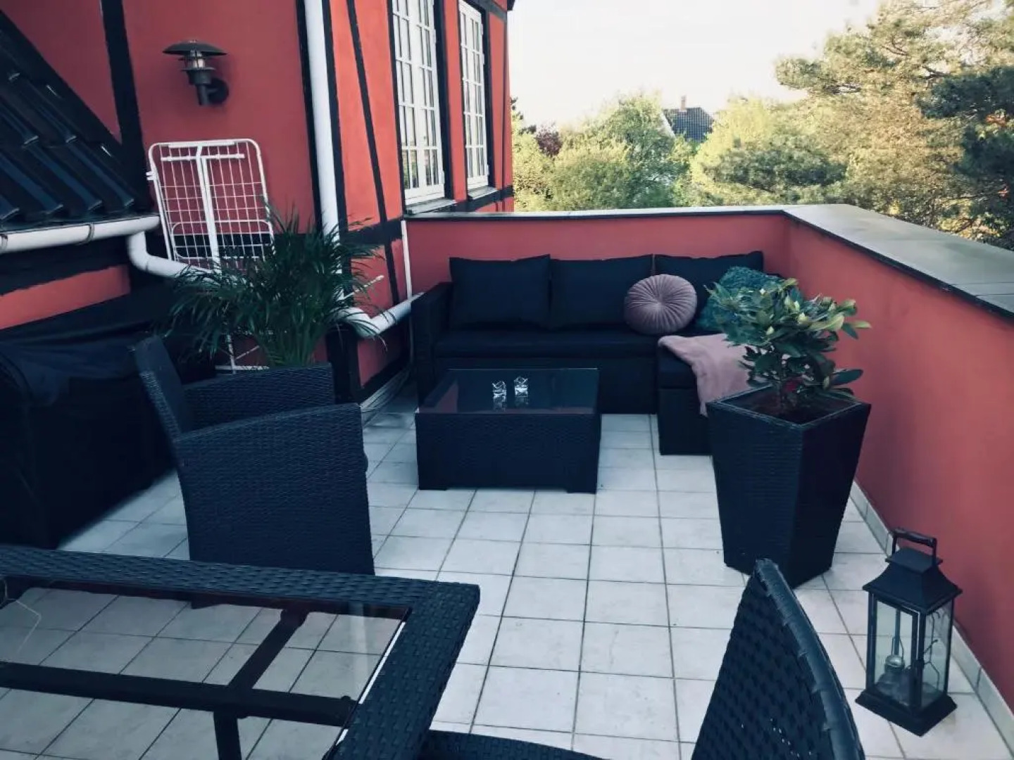 Centralt i Gentofte i 2 plan, ved S-Tog og busser