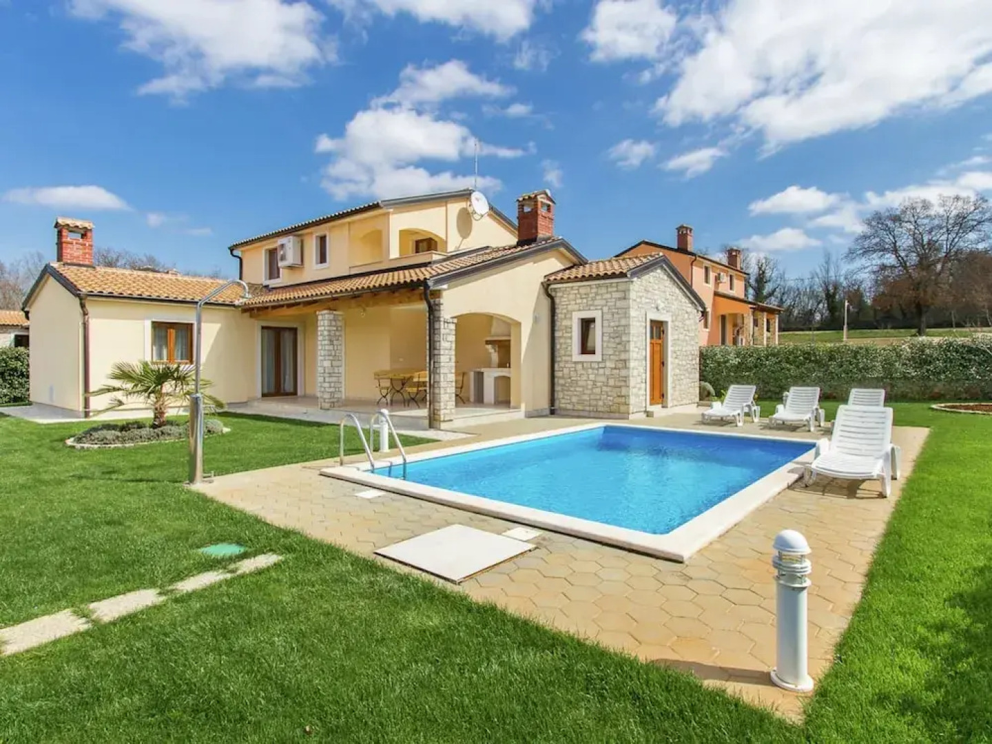 Villa in Kma?i?i With Private Pool