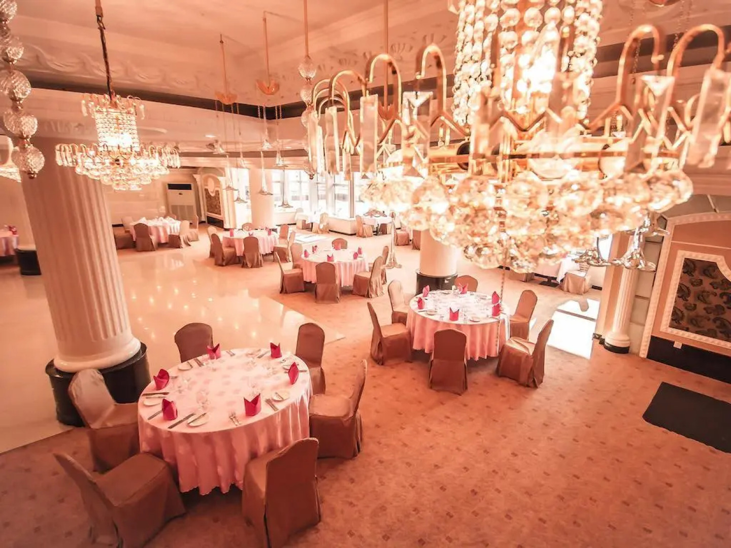 Chinggis Khaan Hotel