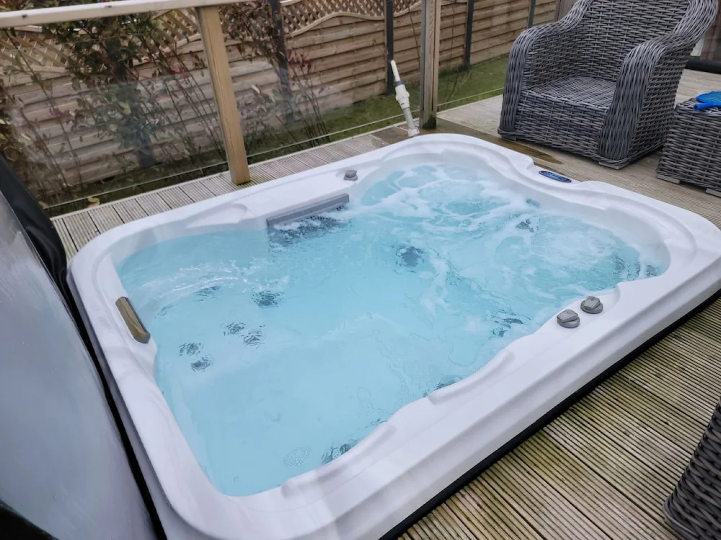 Luxury 2-bed Lodge in Routh, Sleeps 4 With Hot Tub