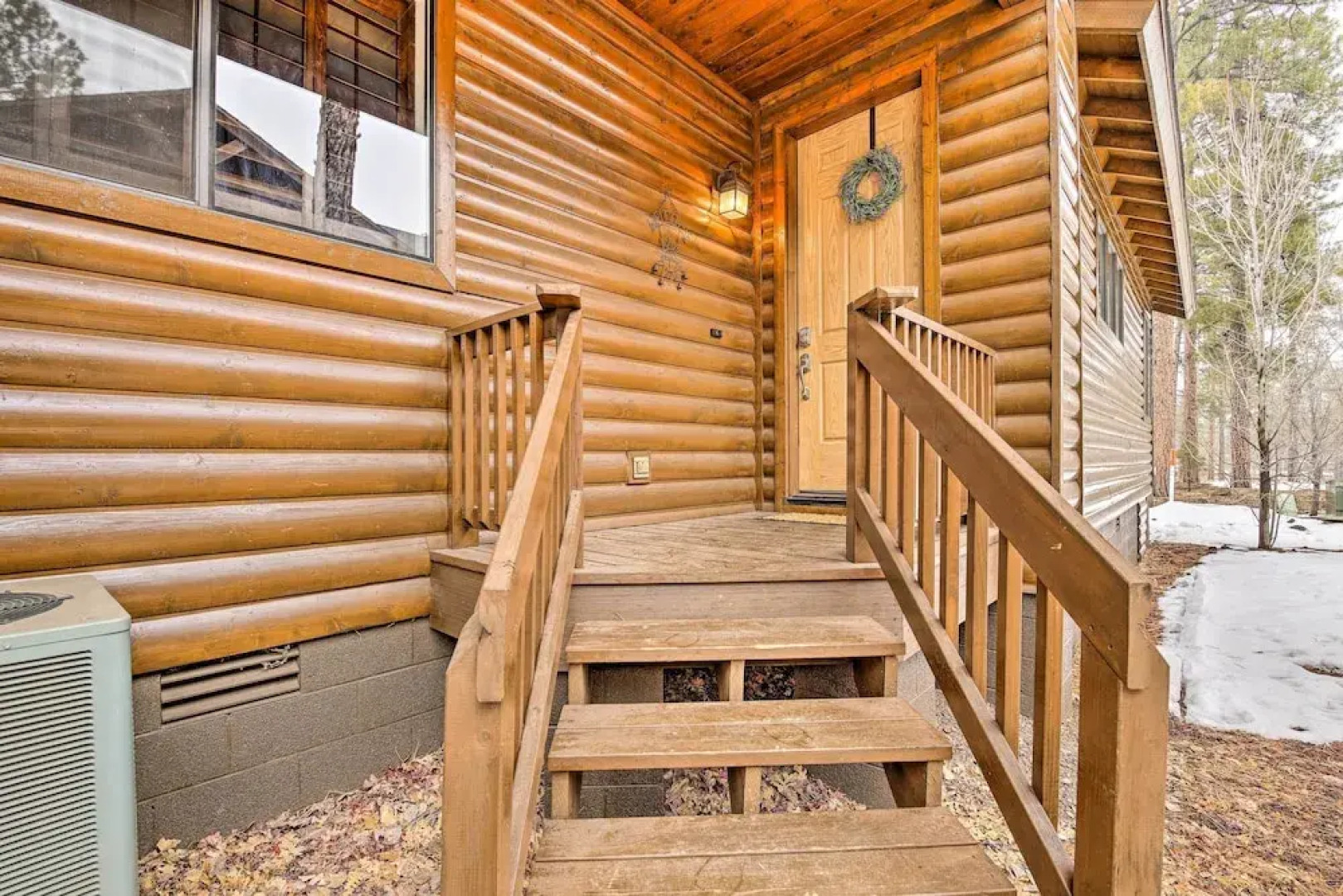 Deck & Gas Grill: Spacious Pinetop Cabin