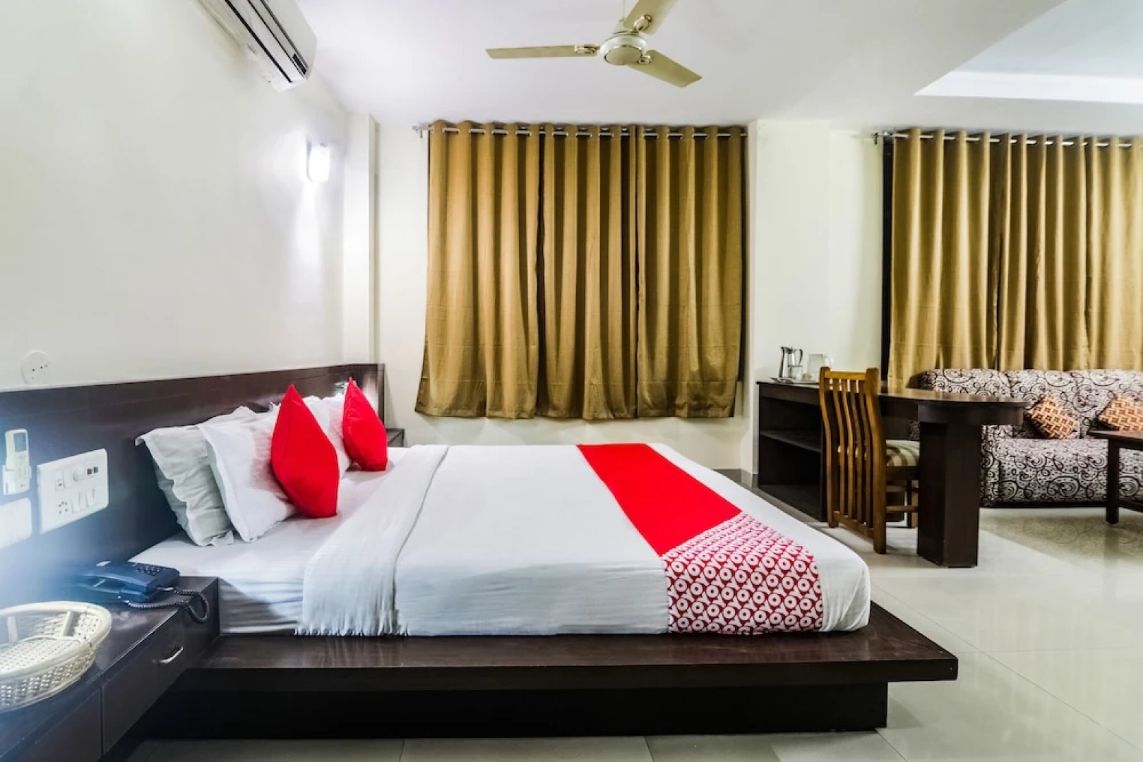 OYO 26683 Earl Grey Hotel