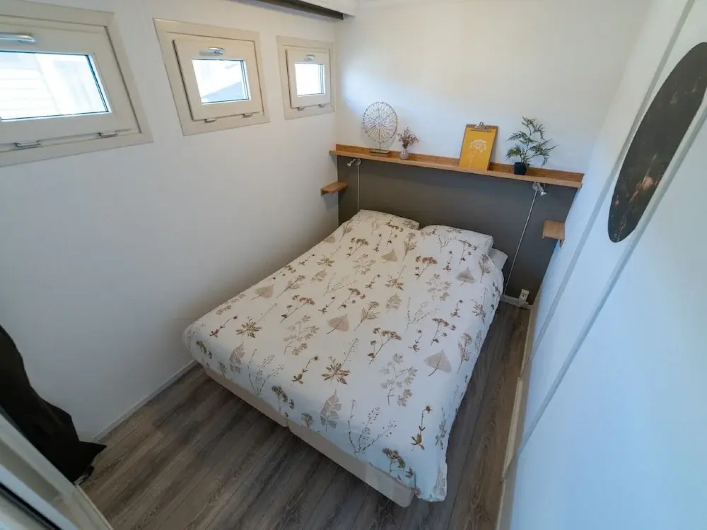 Canal-side Stay, Giethoorn