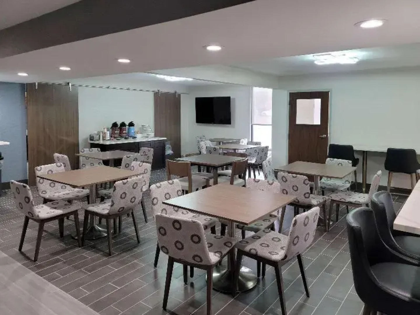 Econo Lodge Inn & Suites Outlet Village