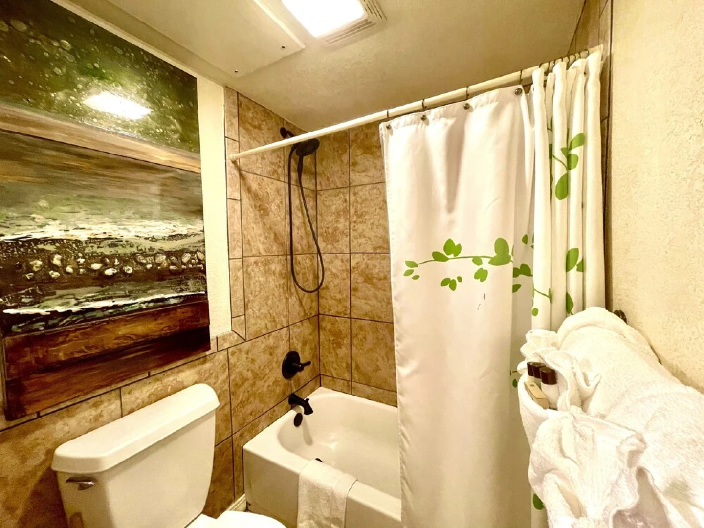 SU15, Spacious studio with full kitchen, dining table and rock patio overlooking Lake Ouachita. by RedAwning