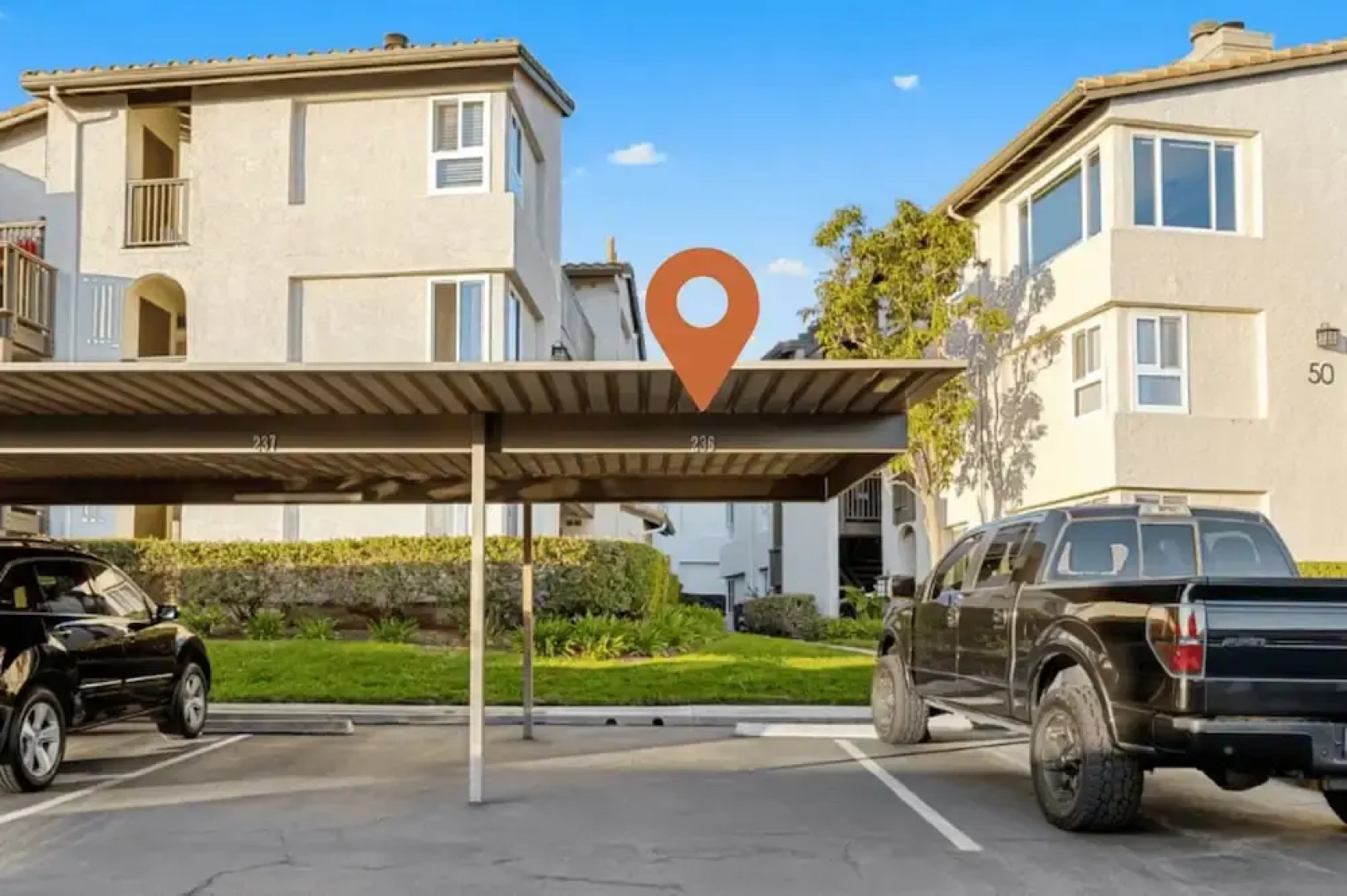 Walk to Beach Pool, Hot Tub, Private Patio, Parking Seabreeze Retreat