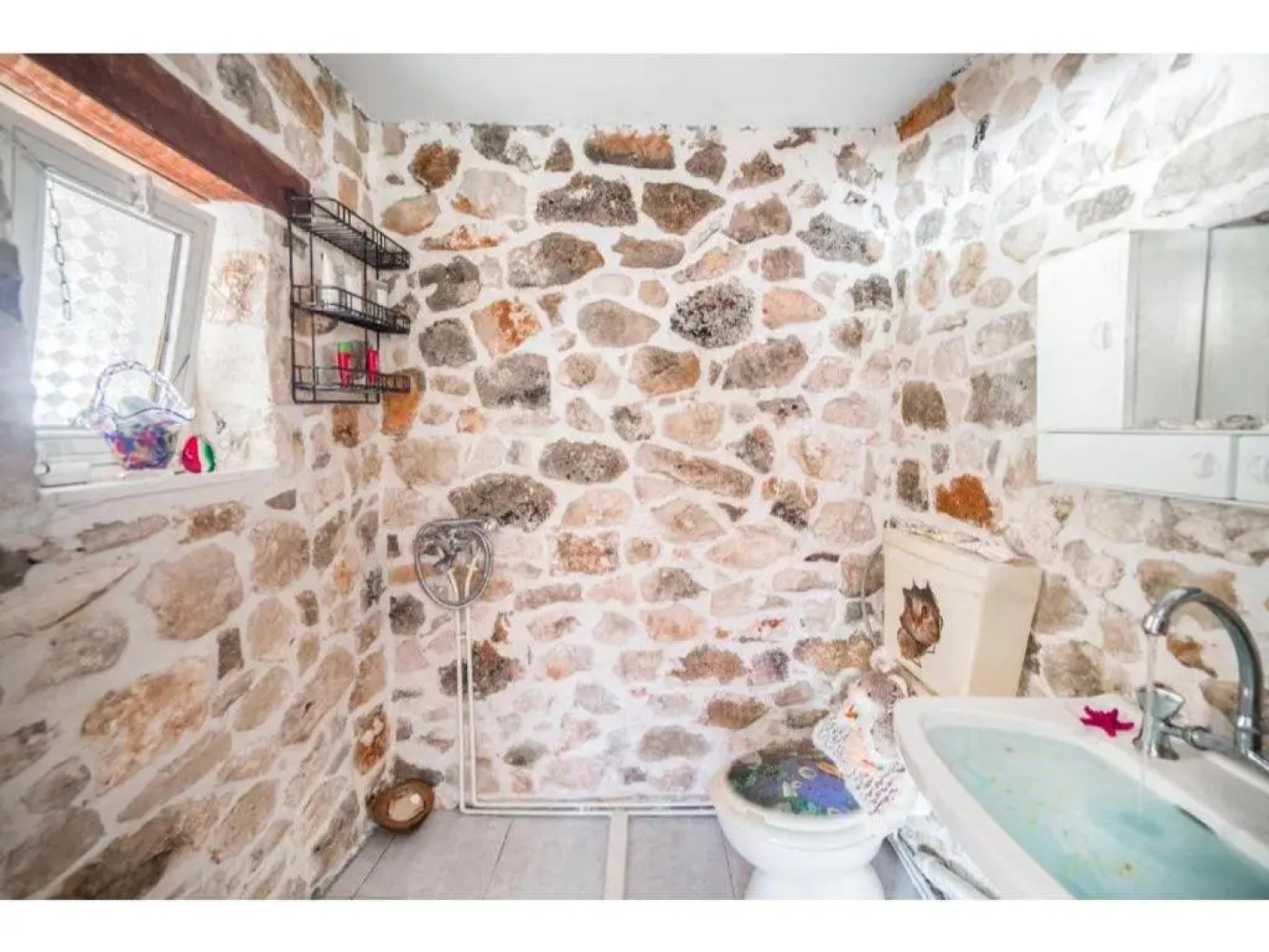 Lithahiro stone house