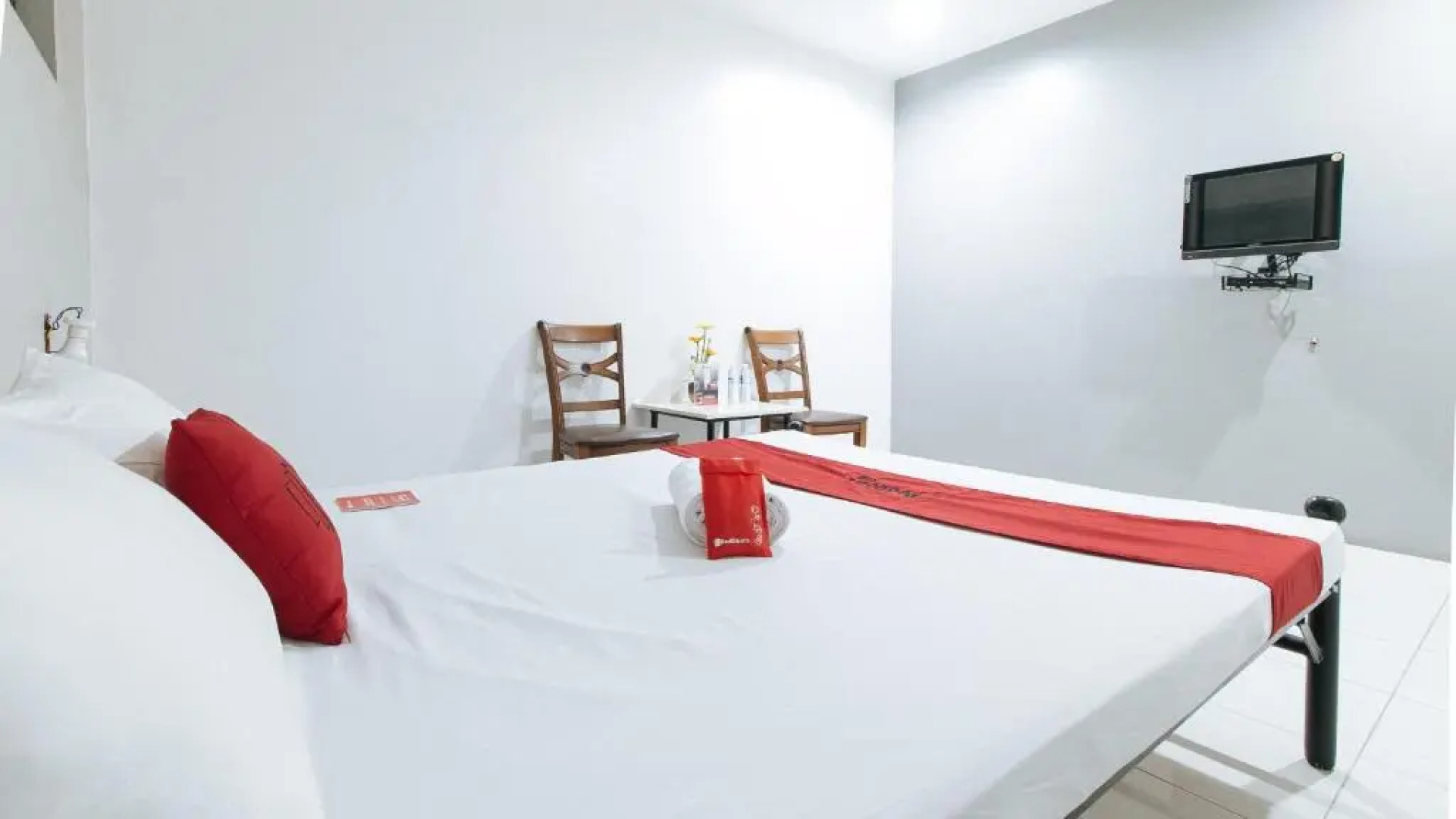 RedDoorz near SM Calamba - Vaccinated Staff