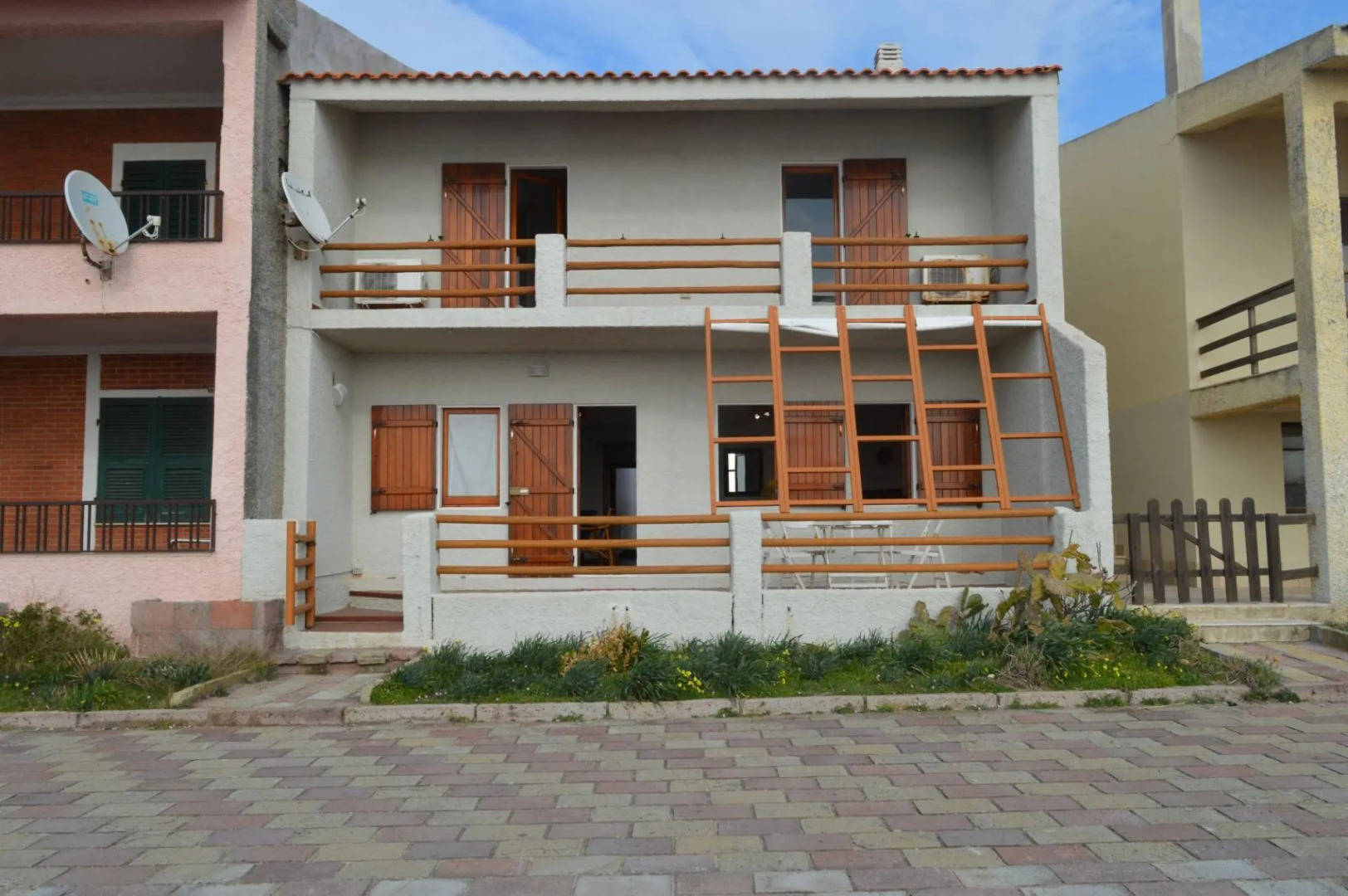 Seafront holiday home twenty meters from the western shore of Sardinia in S'archittu Beach-Casa del Giglio