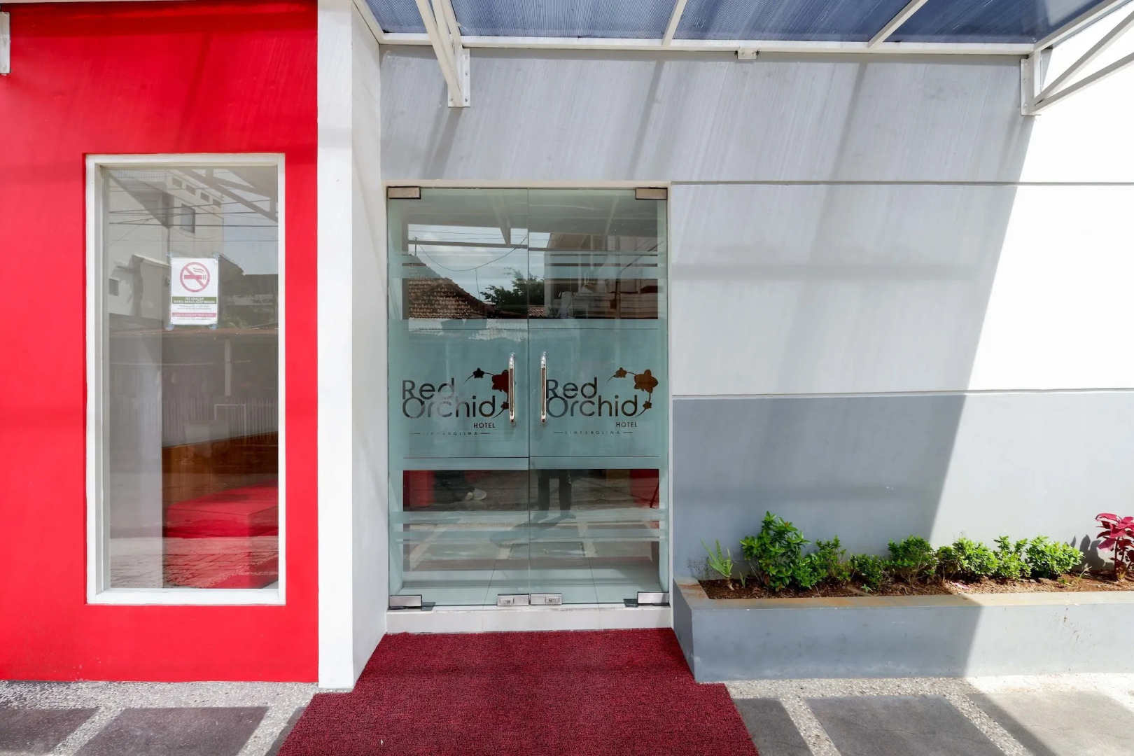 RedDoorz Plus near Ciputra Mall Simpang Lima