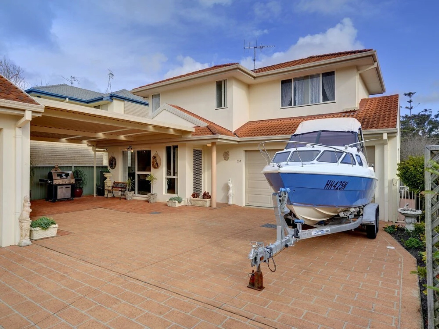 White Waves, 7B Achilles Street