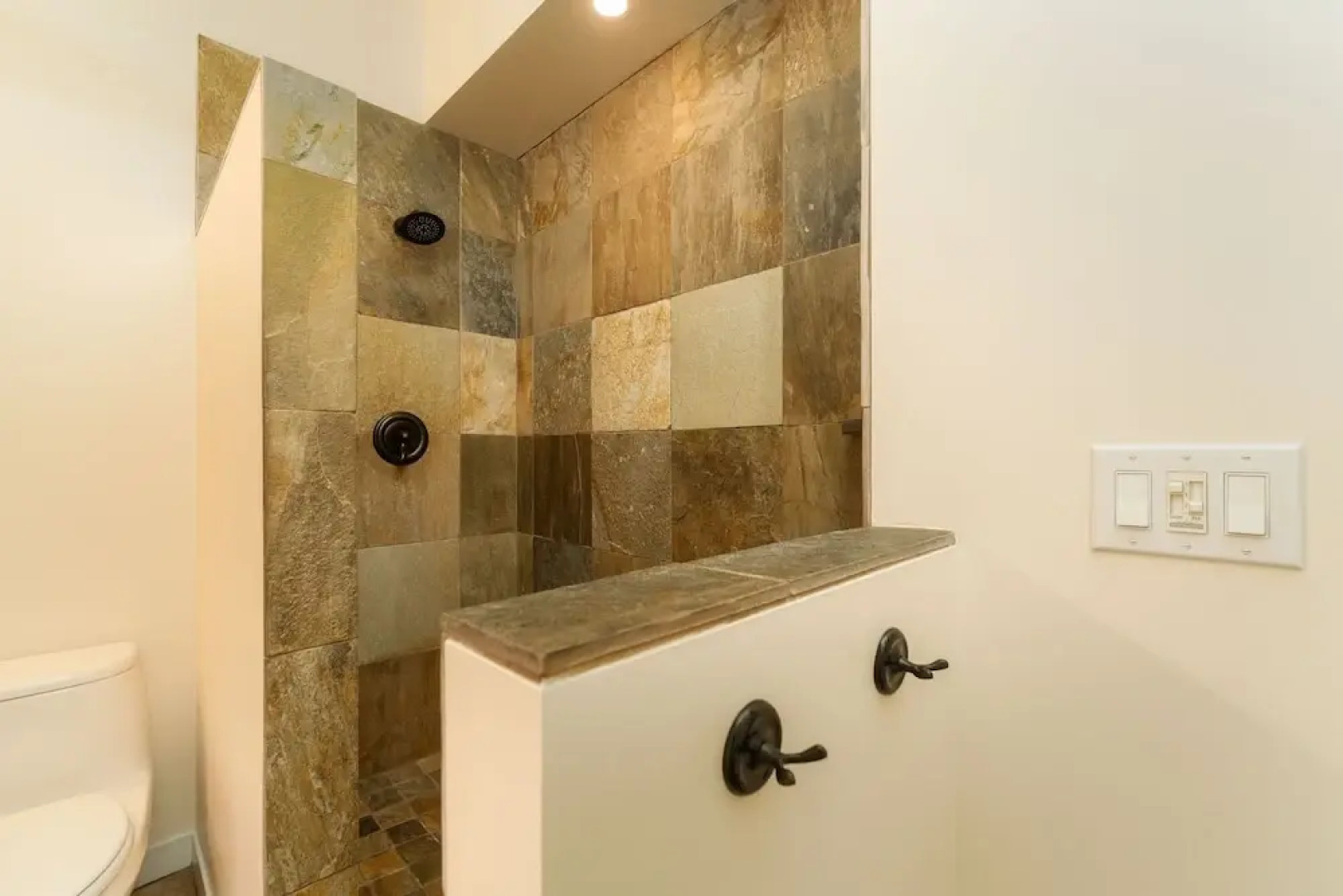 Aina Nalu 2bd/2ba 2 Bedroom Condo by Redawning