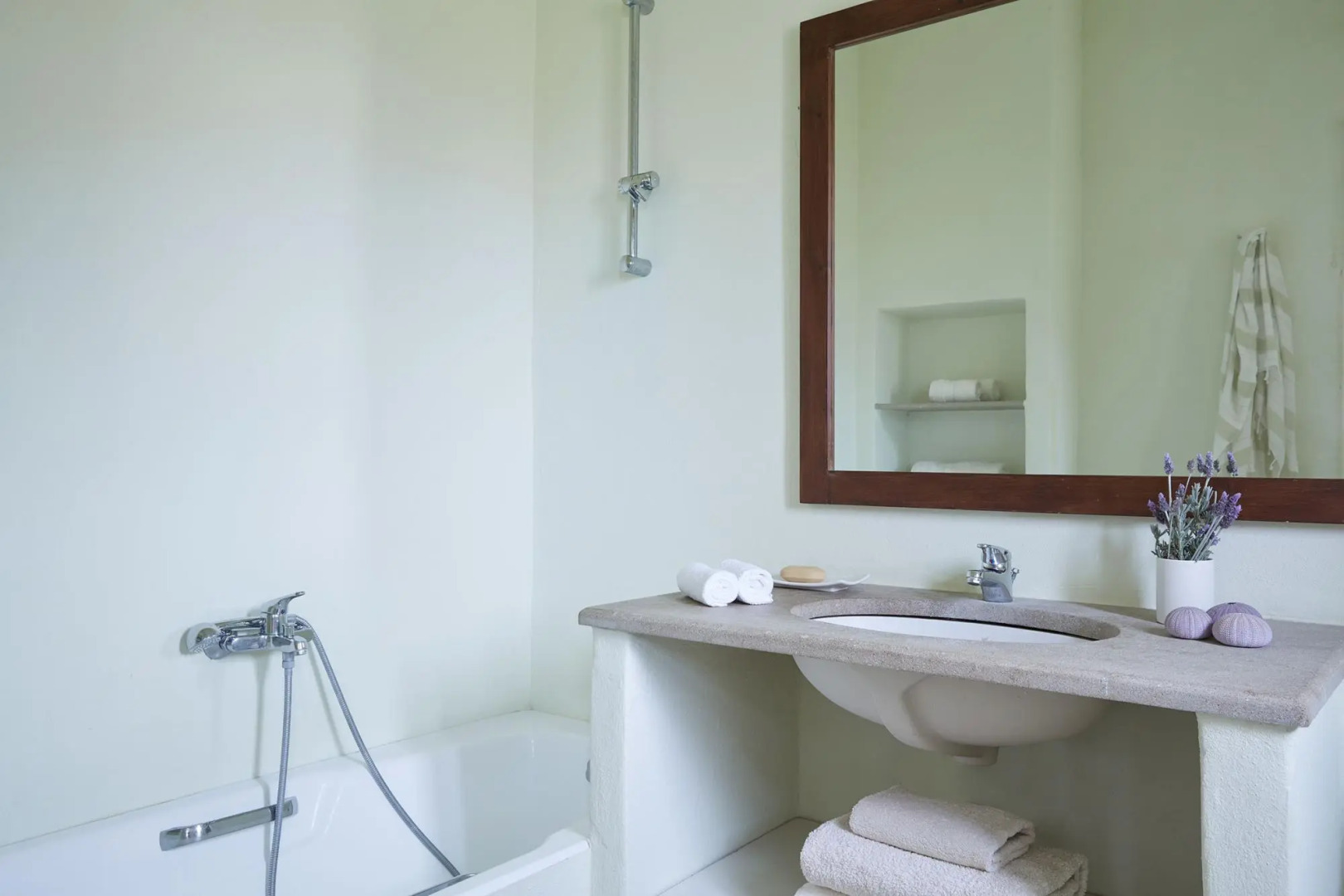 Spacious 6 bdrm Stone Villa with Pool