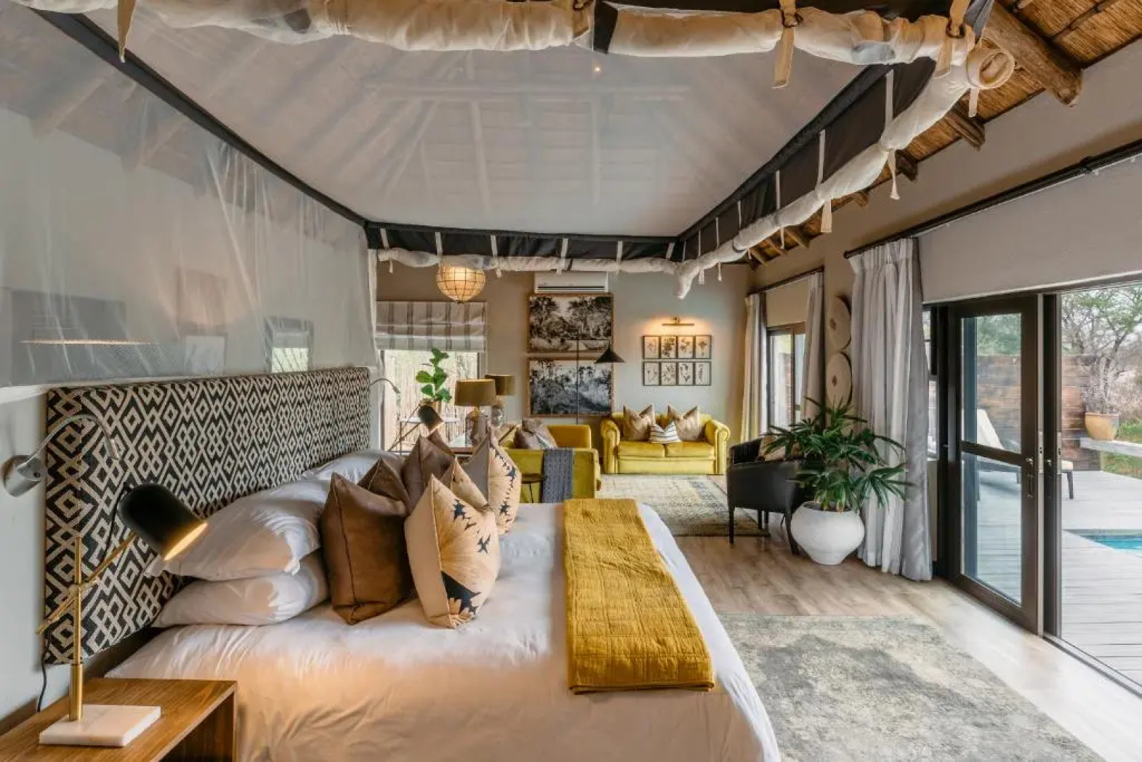 Thornybush Simbambili Lodge