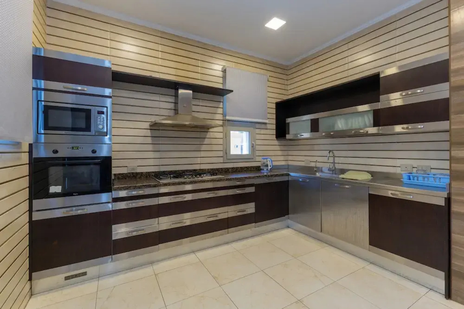 Villa With Private Pool In Beverly Hills