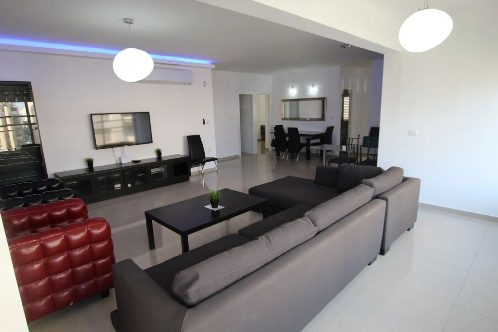 The Seasons King David apartment