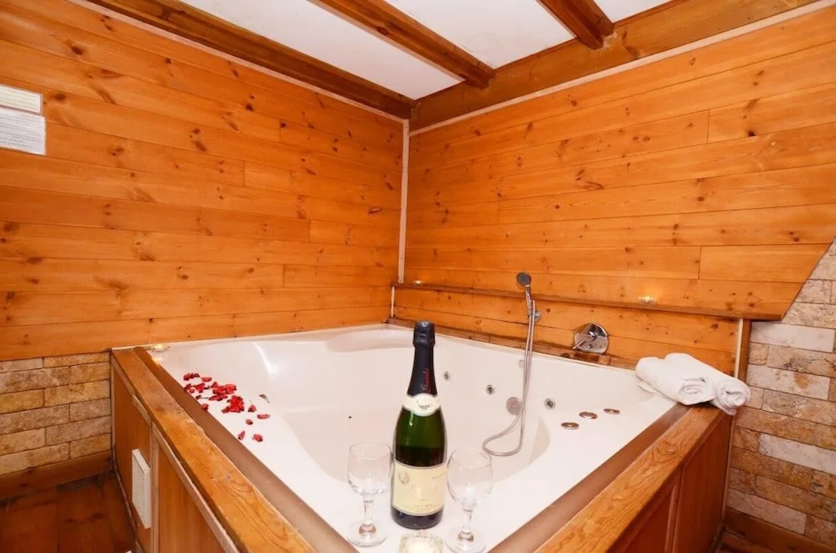 Neve Bar boutique hotel in the village