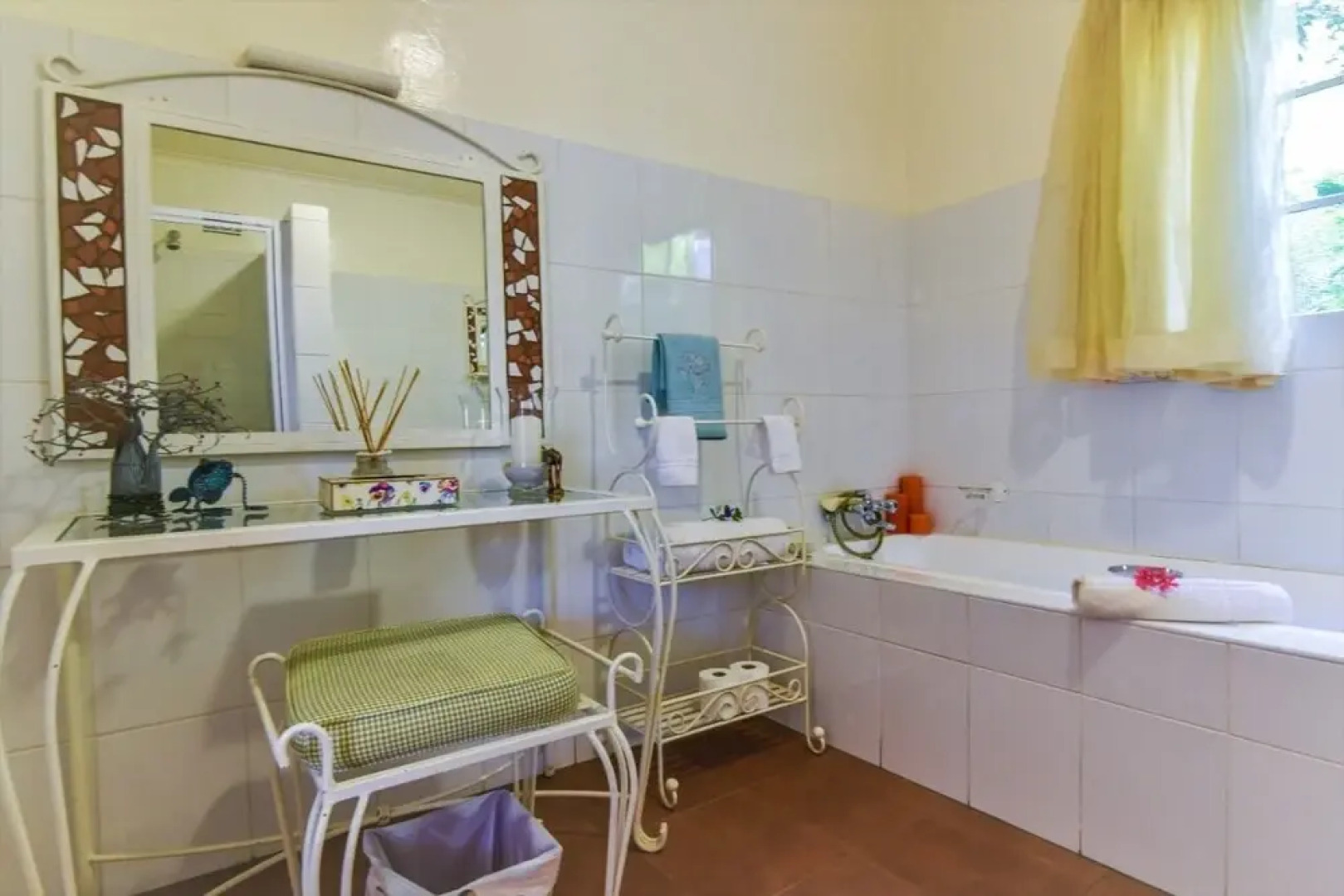 Bushwillow Spacious Cottage for 2 People With Private Garden Access!