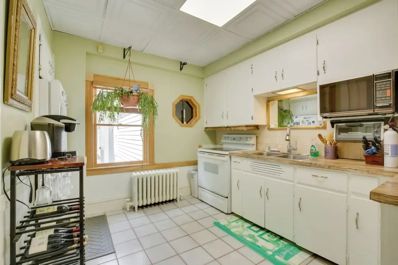 Quaint Beverly Townhome: Walk to Beach & Downtown!