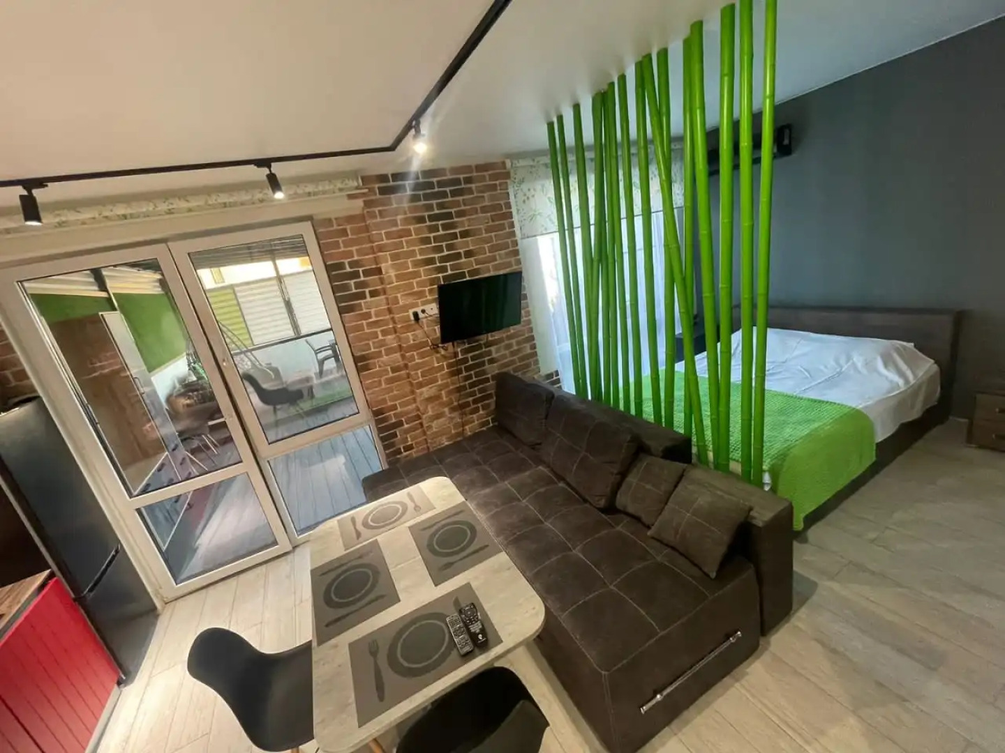 Марсель с бассейном