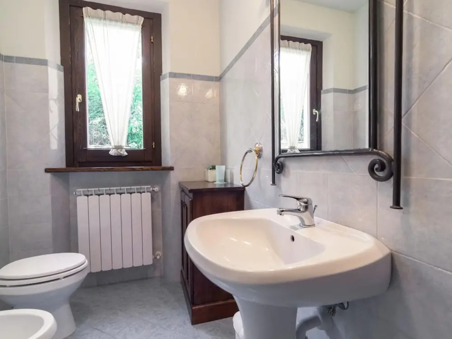 Villa in Lonnano With Pool