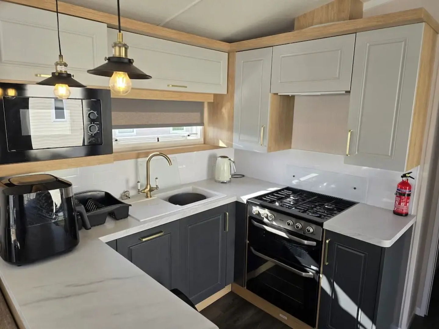 3 Bed-sleeps 8-free Parking-5 Min to Beach