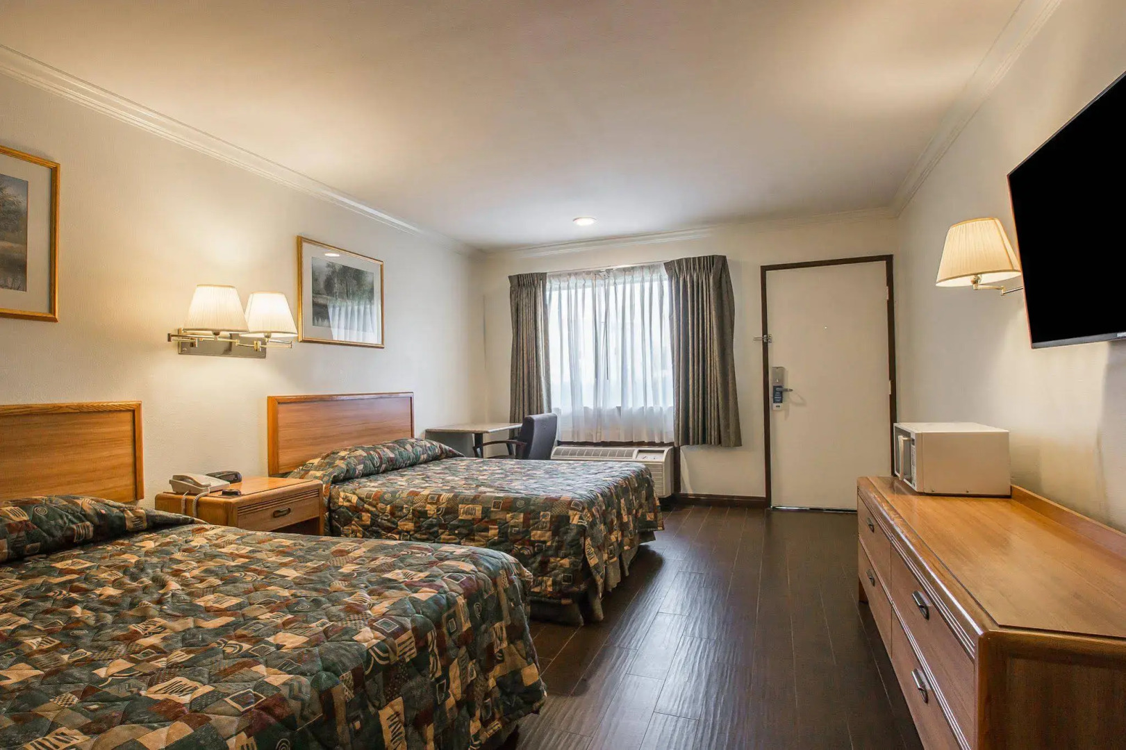 Palm Inn Hotel near Tyler Mall Riverside