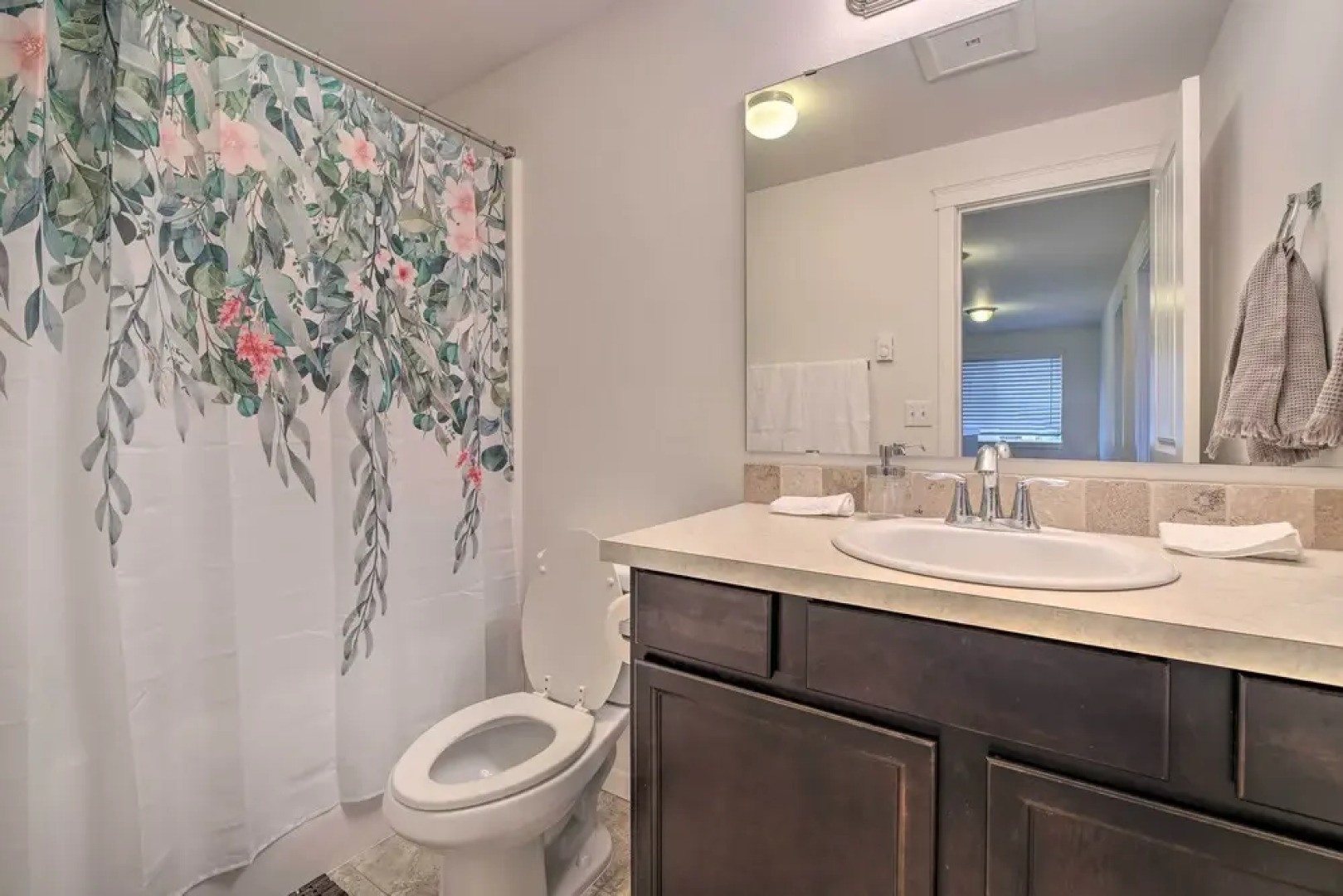 Enumclaw Home - 60 Mi to Mount Rainier!