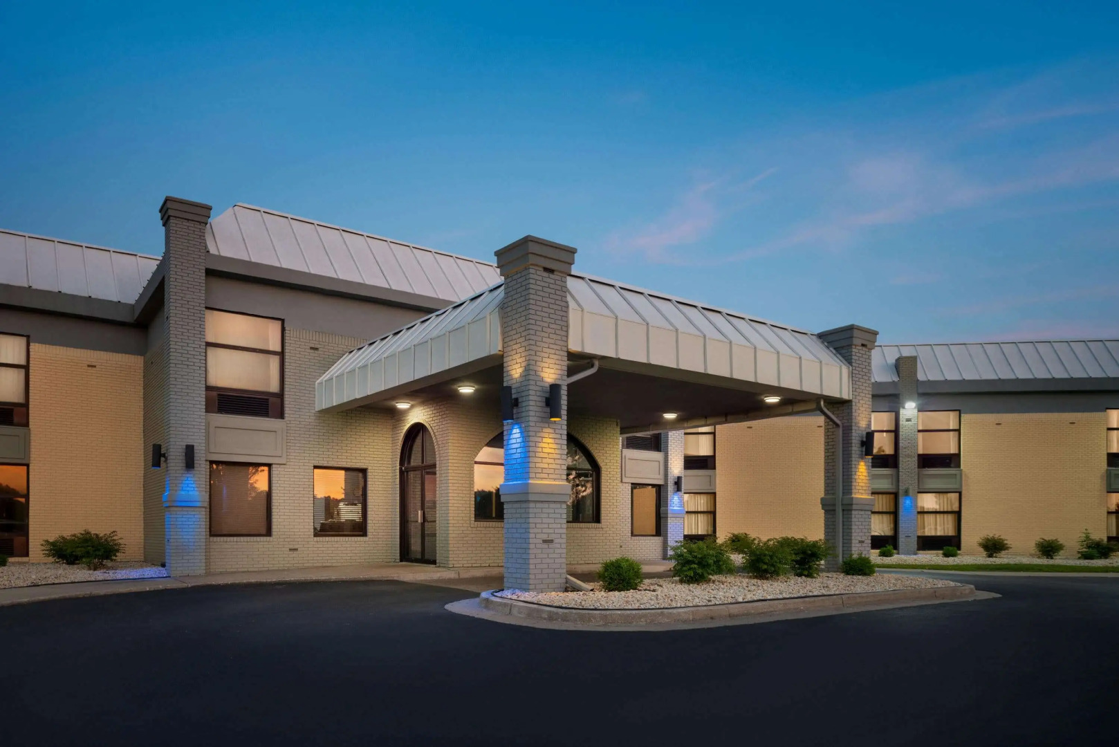 Days Inn & Suites by Wyndham Merrillville