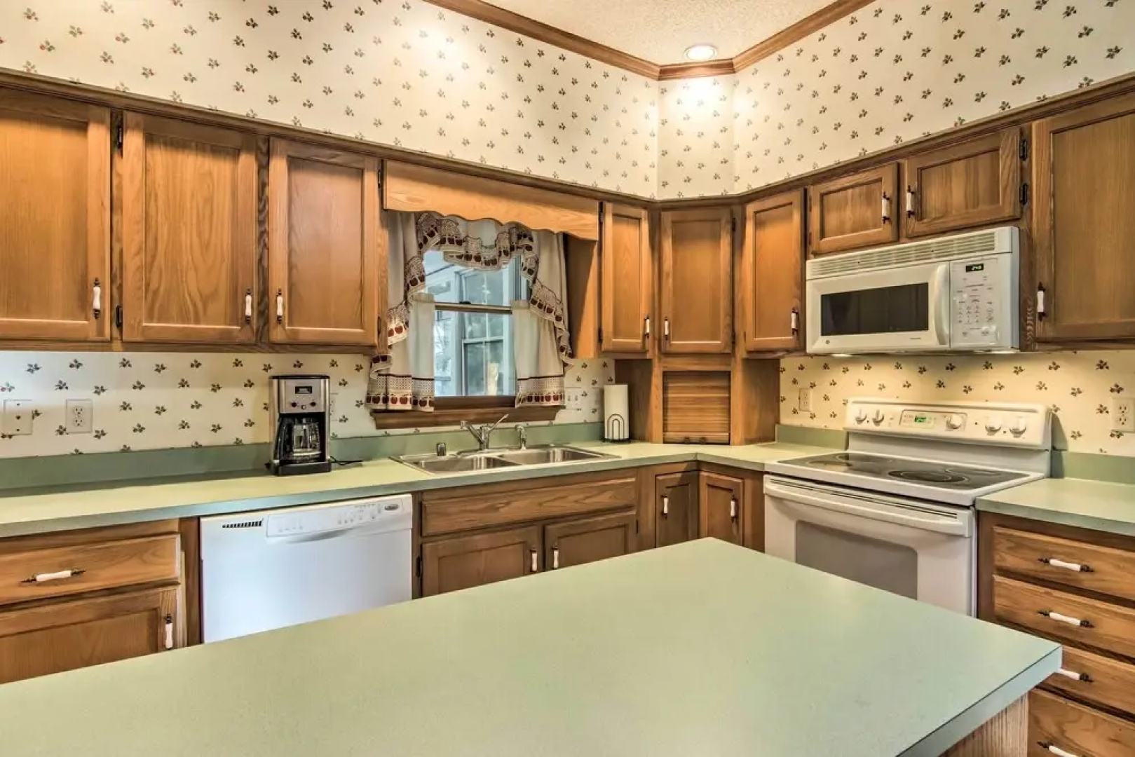 Golf Getaway w/ Pool Access 2 Mi to Bethany Beach!