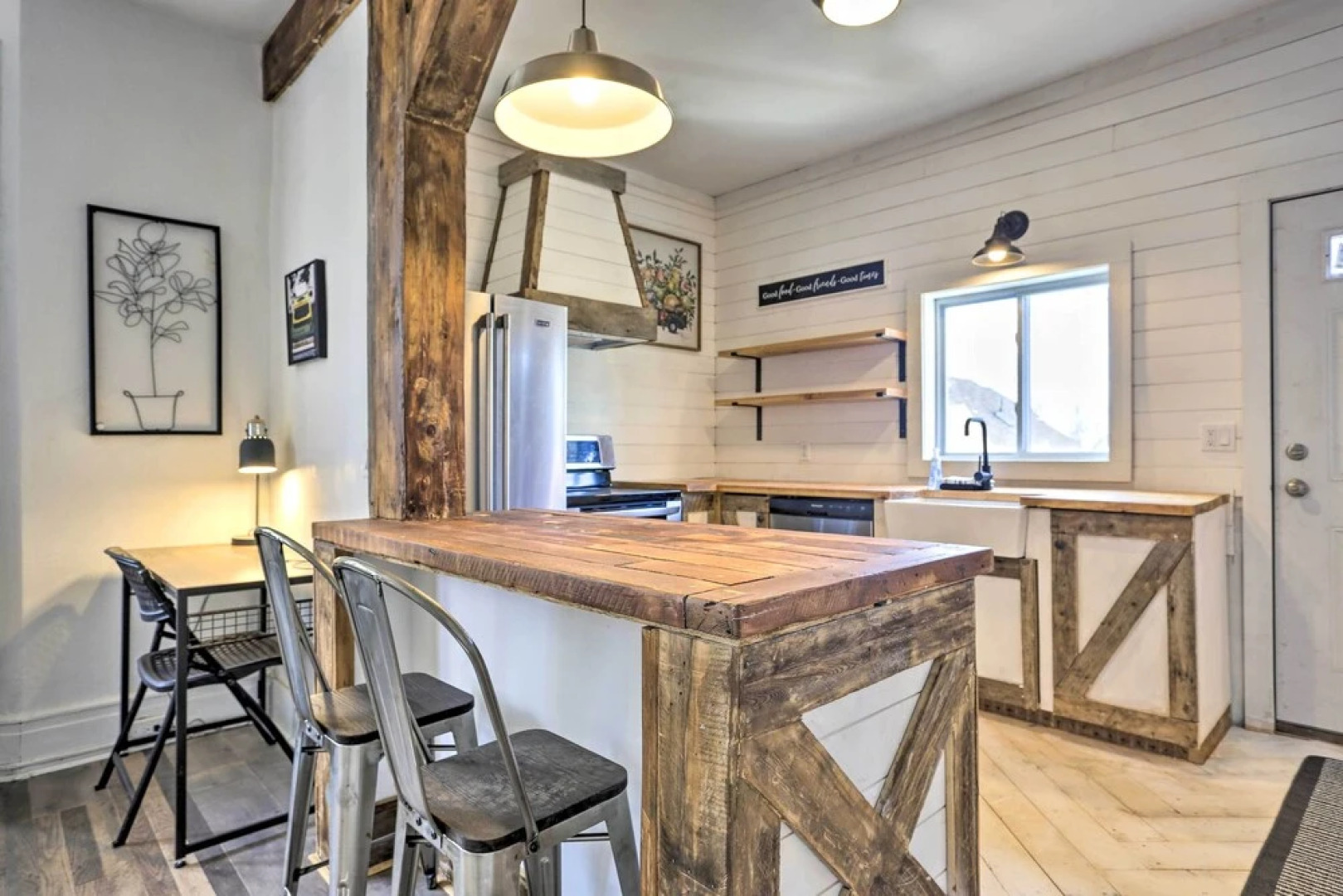 Chic Newark Escape w/ Balcony < 14 Mi to Nyc!