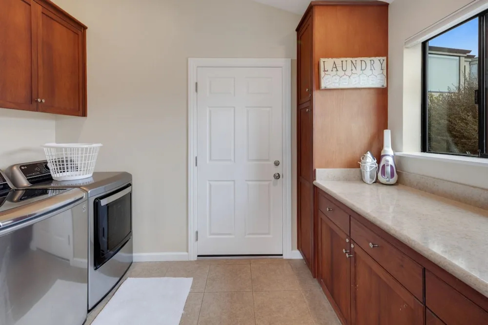 New Listing! All-suite Eagle's Nest W/ Hot Tub 3 Bedroom Home