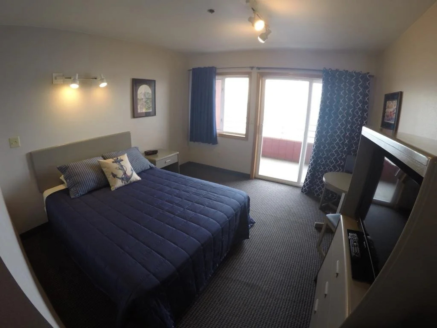 Cascade Creek Inn & Charters