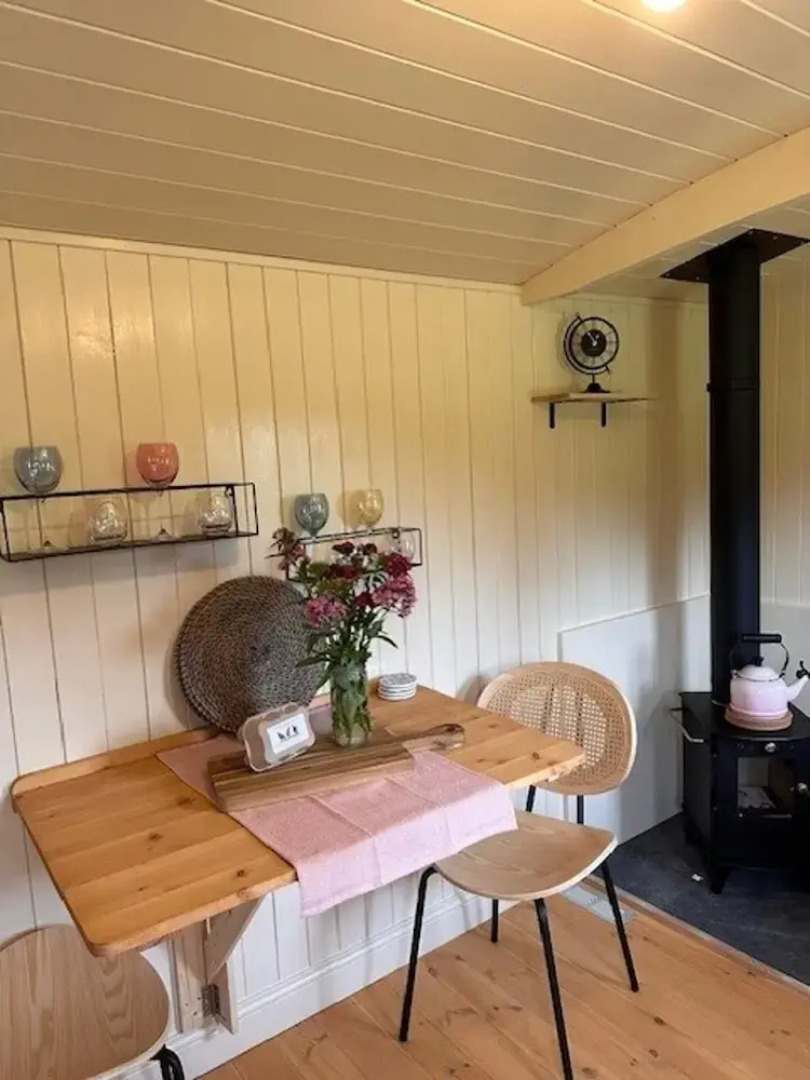 Shepherdshut-cotswolds-petfriendly-woodburner