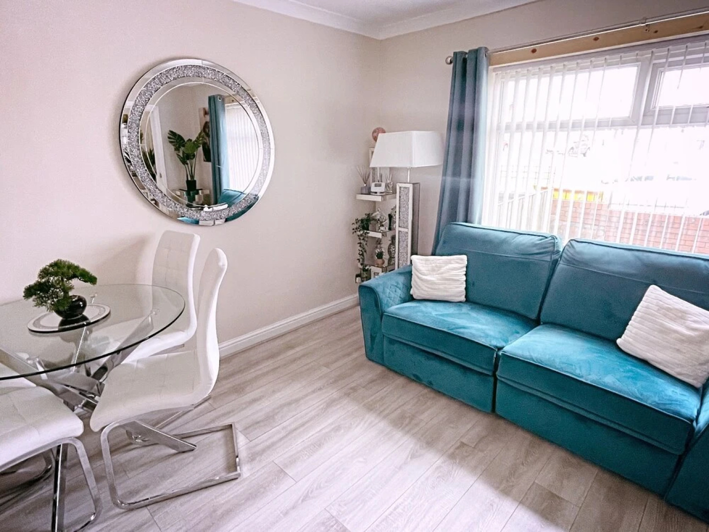 The Serene Stays - 3 Bed Home in Oldham Manchester