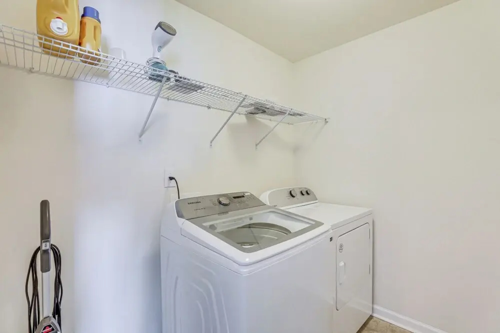 Pet-friendly Ladson Home: 23 Mi to Charleston!