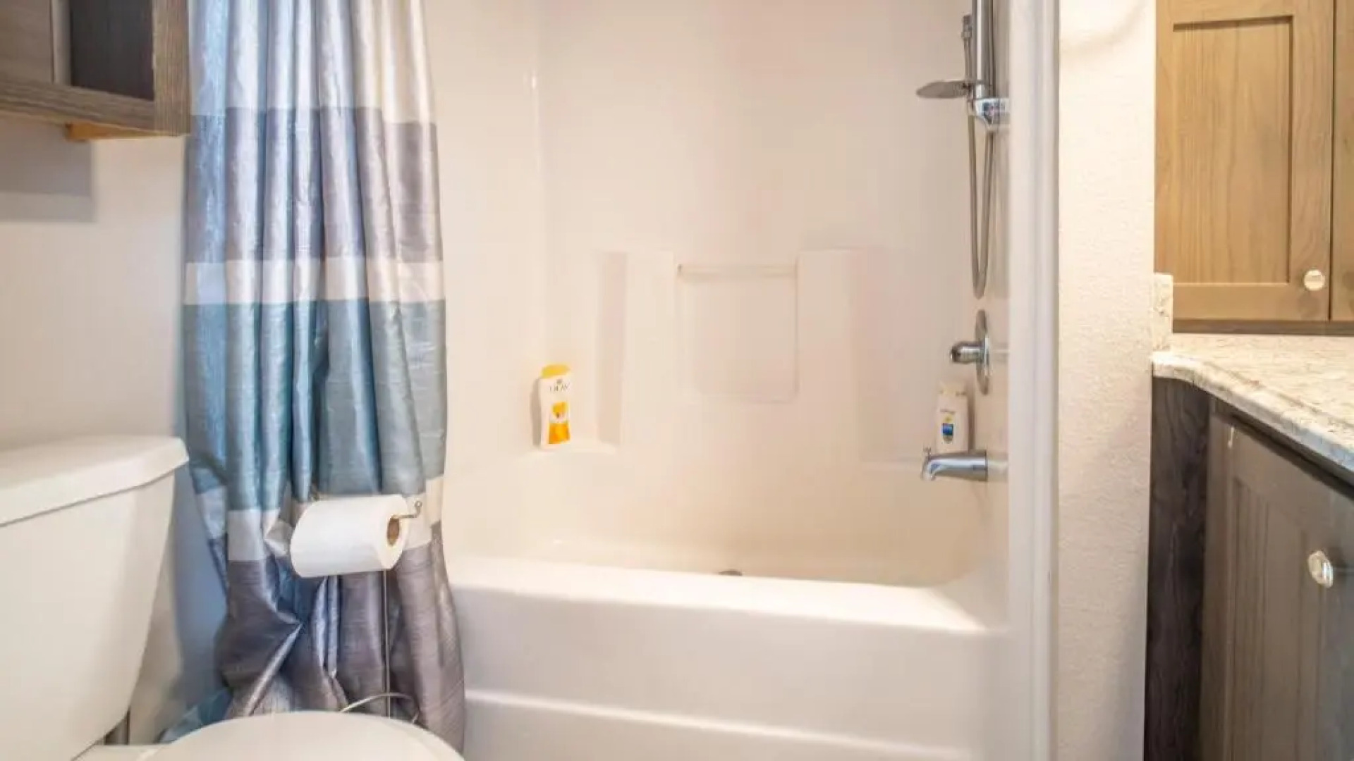 FunStays Glamping Tiny House w Large Loft Site 8