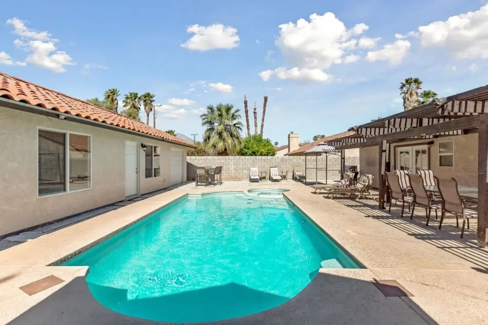 Desert Oasis Getaway 5 Bedroom Home by Redawning