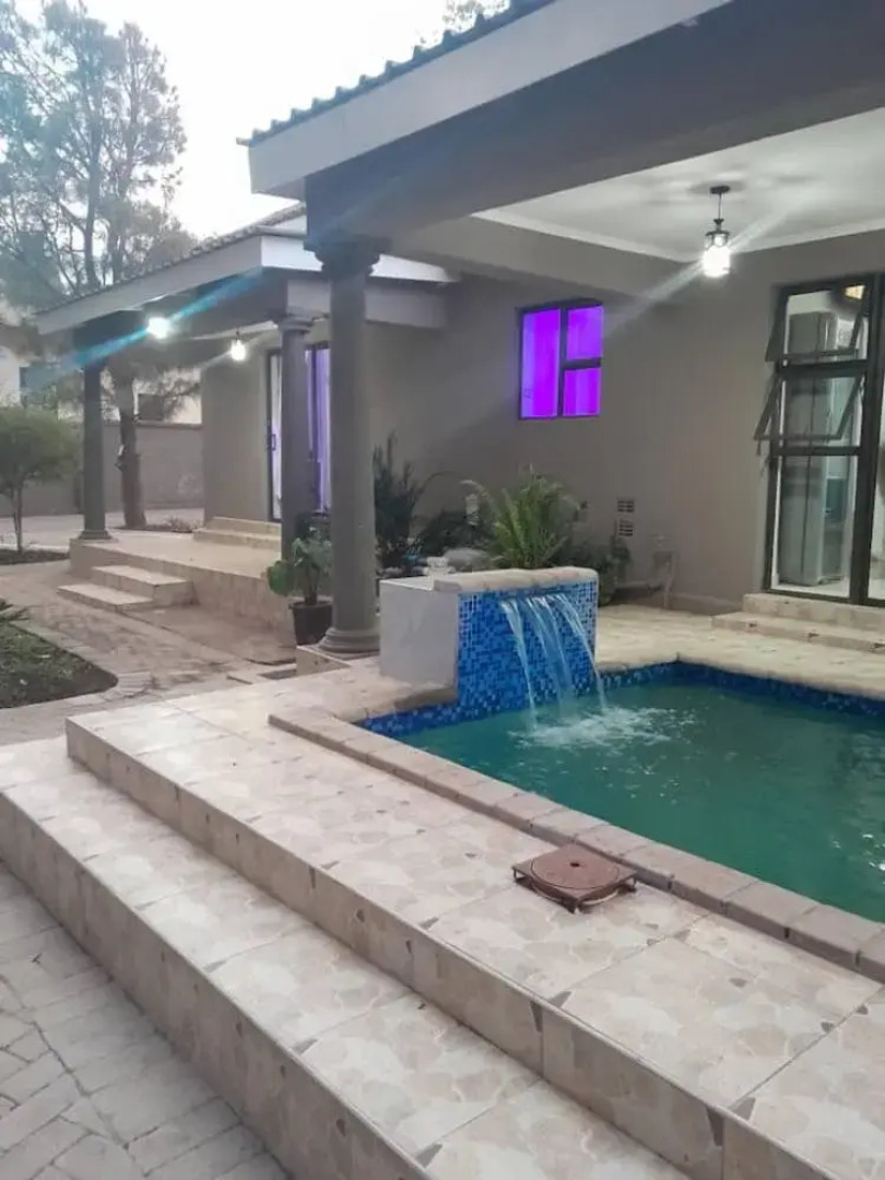 Modernly Furnished Standard Room With Queen bed - 2220