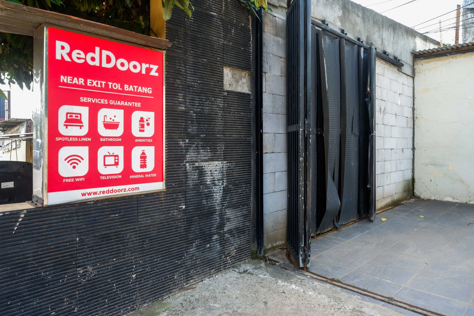 RedDoorz Syariah near Exit Tol Batang