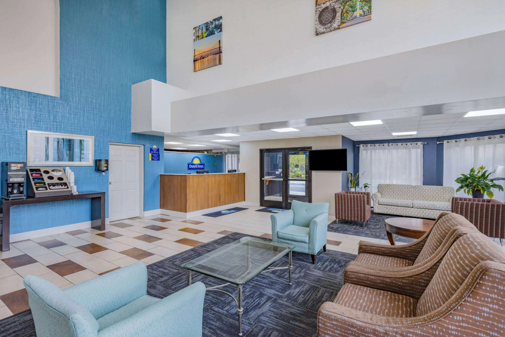 Days Inn & Suites by Wyndham Savannah Midtown