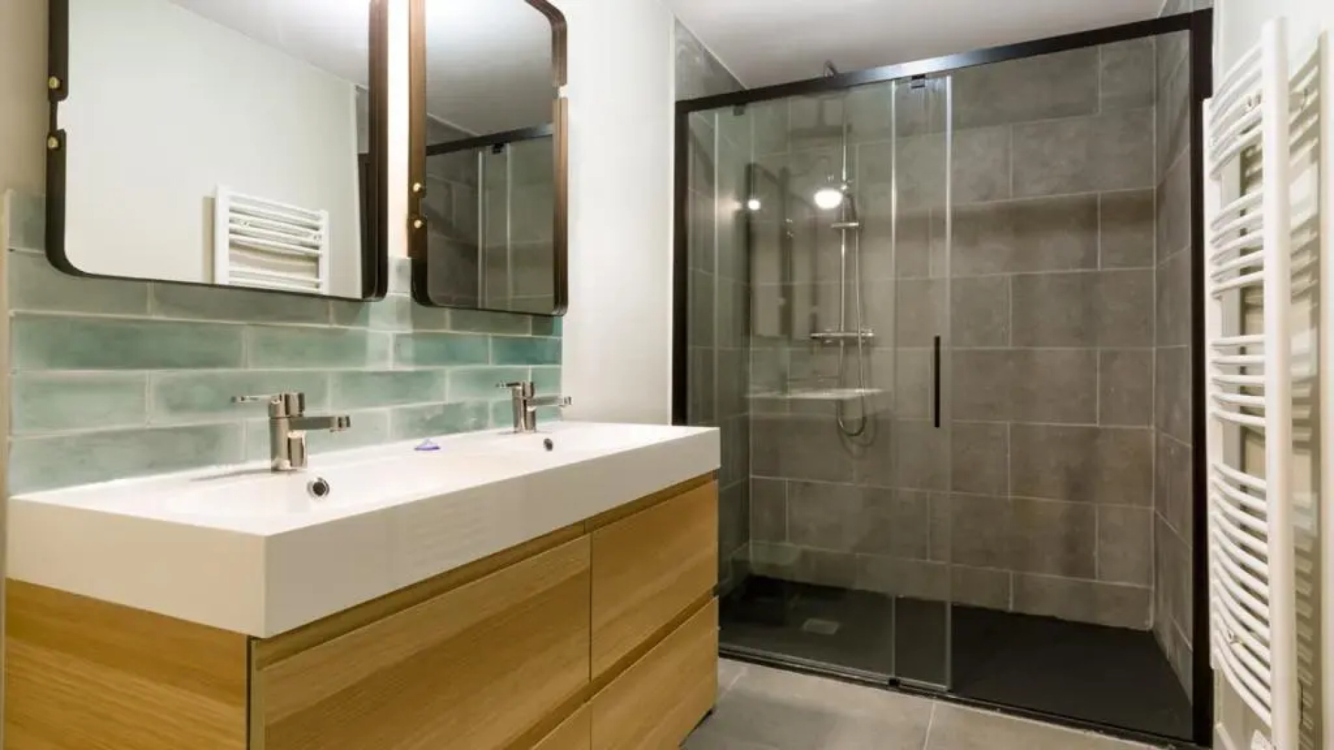 Belle Et Grande Maison de Village Au Bord de L'eau