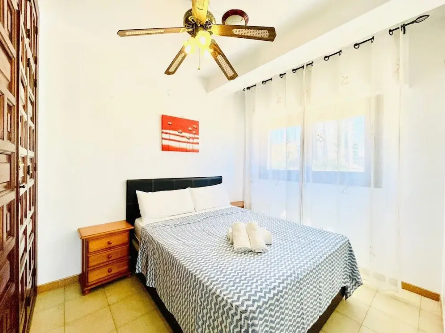 Mountain-view Apartment by Sea