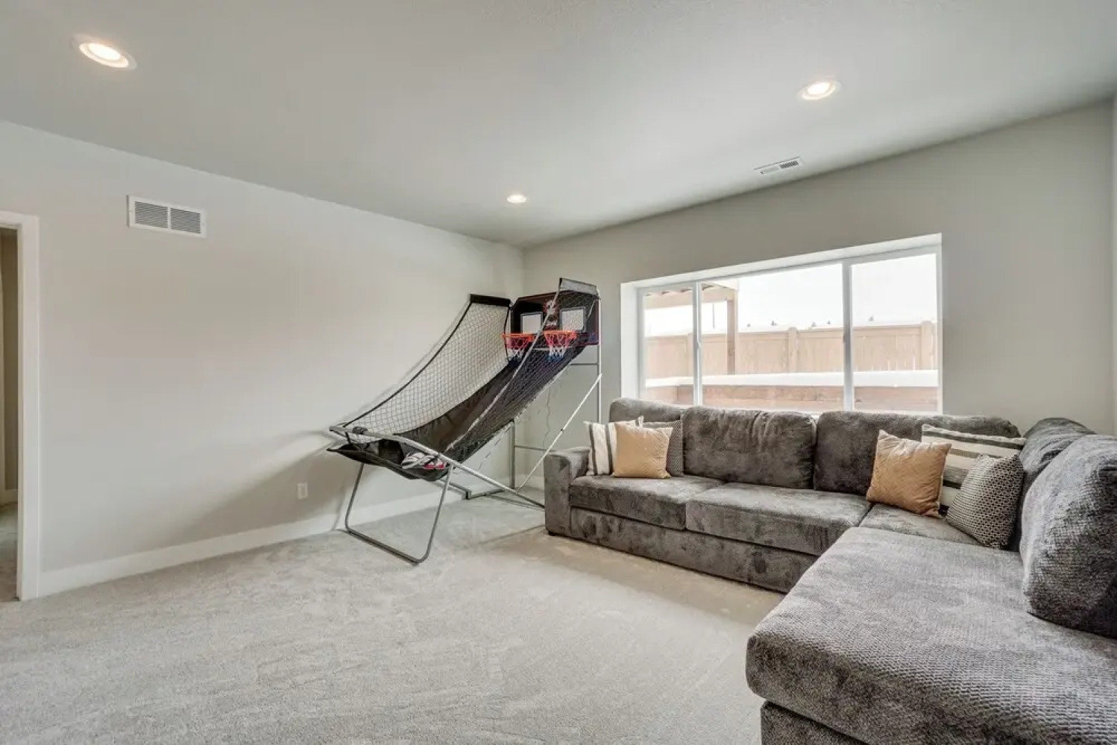 Family-friendly Townhome ~ 2 Mi to Windsor Lake!