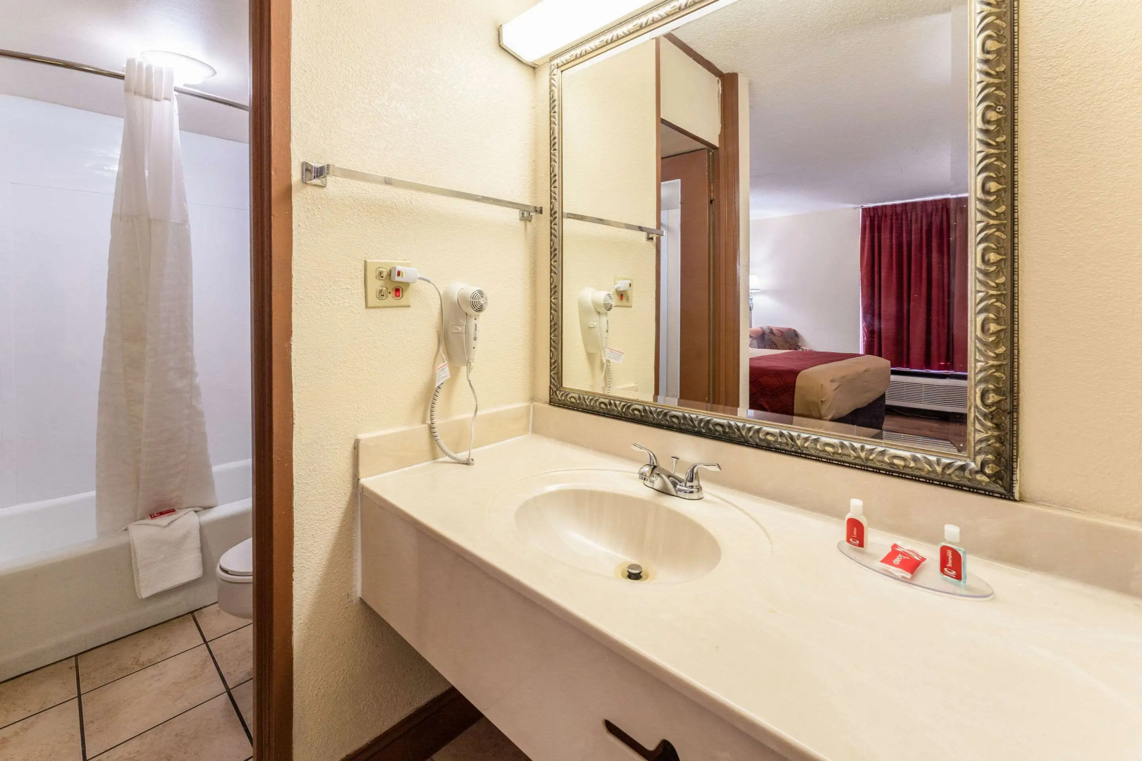 Econo Lodge  Inn & Suites Macon West